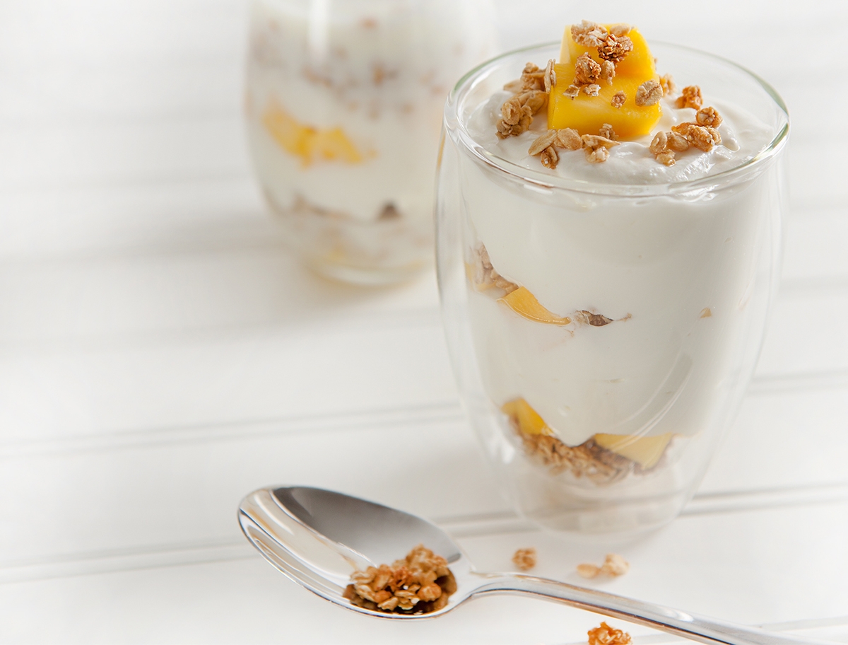 Yogurt parfait with granola and peaches