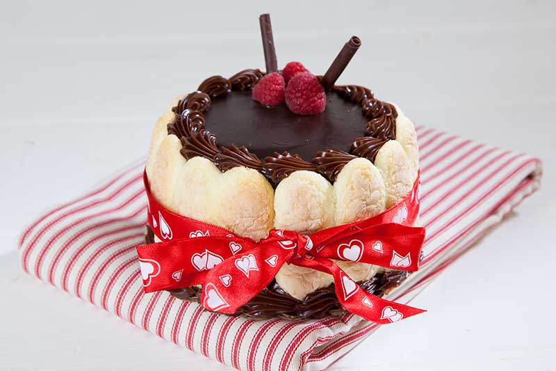 raspberry kiss cake