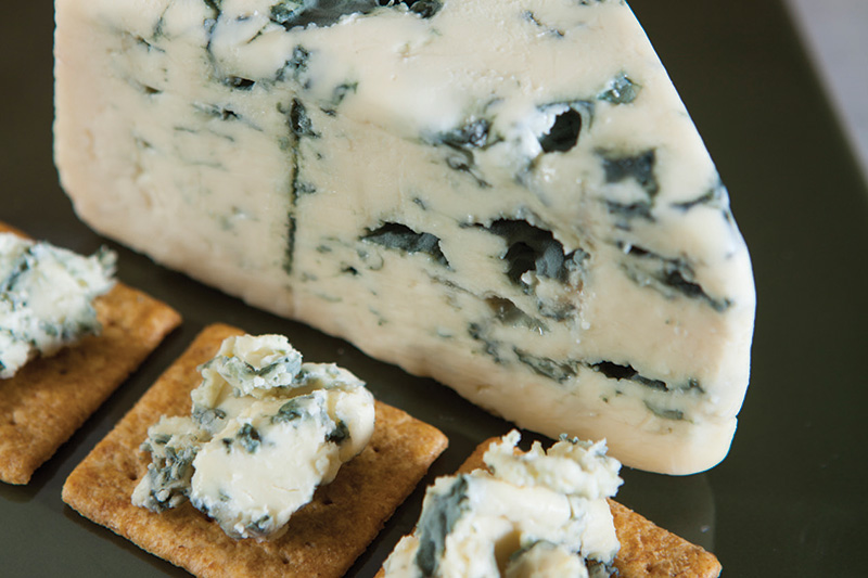 blue cheese wedge with crackers